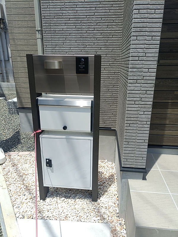 摂津市浜町　新築一戸建 すっきりとした機能門柱は、インターホンと郵便ポスト、宅配ボックスを一体化。スマートな印象で、お留守の際の荷物の受け取りにも対応します。