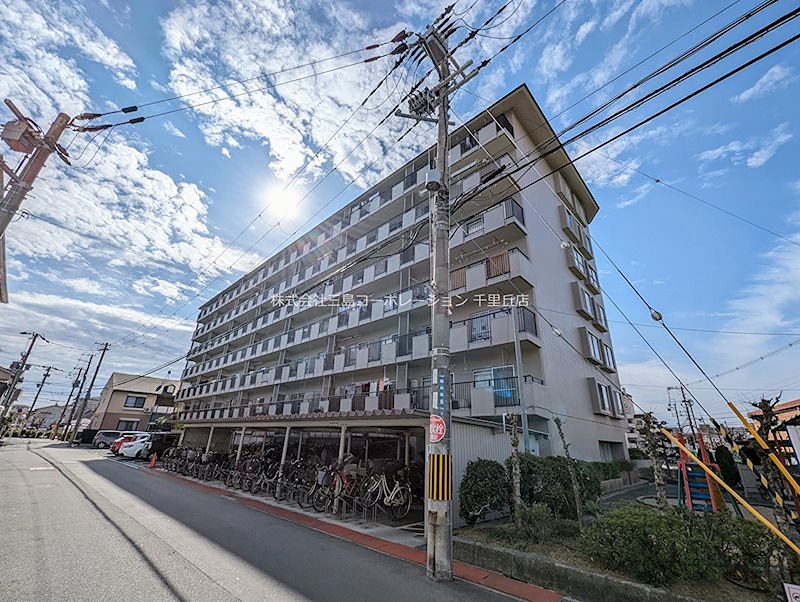 千里丘ビューハイツ  陽光が降り注ぐ、開放的な立地のマンション。爽やかな青空の下、快適な暮らしがここから始まります。駐輪スペースも充実しています。