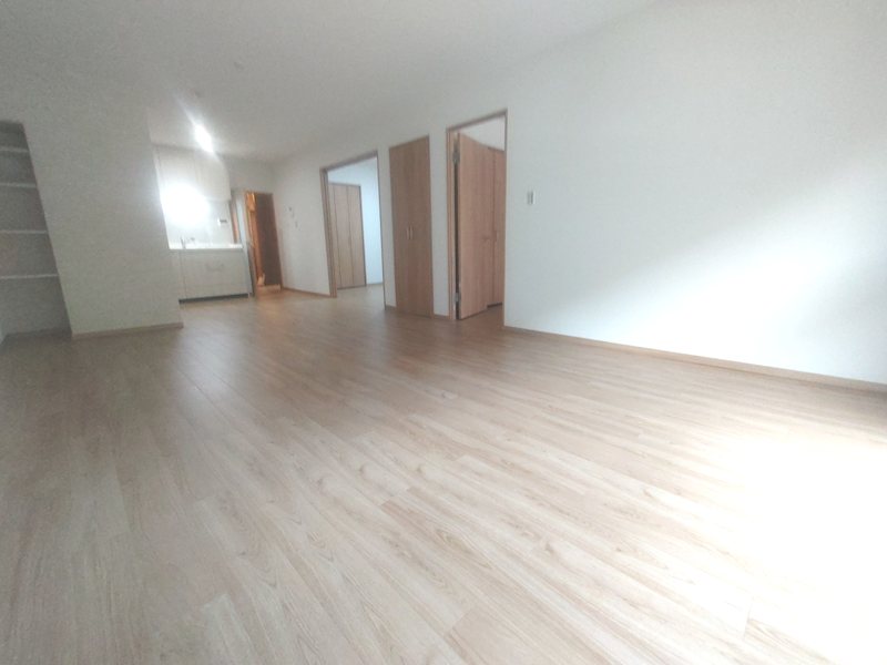 労住まきのハイツ三号棟 南側から採光のある明るいLDK約19.8帖　床フローリング、壁天井クロス張替