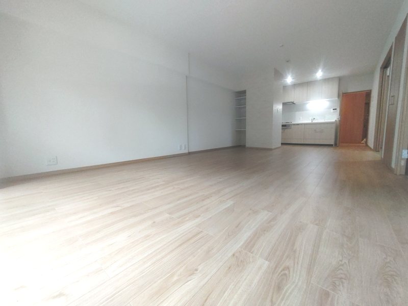 労住まきのハイツ三号棟 南側から採光のある明るいLDK約19.8帖　床フローリング、壁天井クロス張替