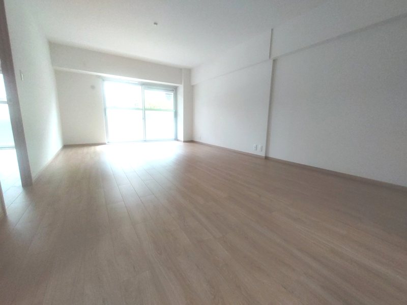 労住まきのハイツ三号棟 南側から採光のある明るいLDK約19.8帖　床フローリング、壁天井クロス張替