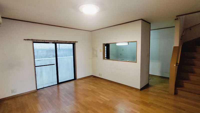 枚方市香里ケ丘10丁目　中古一戸建 広々15帖の開放的なLDK。　家族が自然と集まるリビング階段と対面キッチンを採用。
