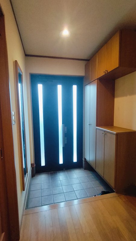 枚方市香里ケ丘10丁目　中古一戸建 スリット窓からやわらかな光が差し込む玄関。大容量のシューズボックスを備え、家族の靴もきれいに収まります。