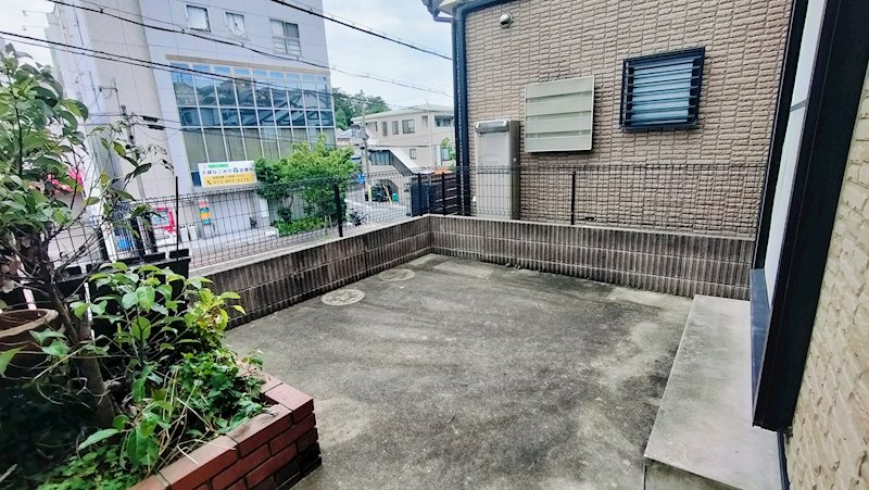 枚方市香里ケ丘10丁目　中古一戸建 テラススペース　車庫上のゆとりある屋外テラス。周囲の視線を気にせず、ガーデニングや子どもの遊び場に重宝します。