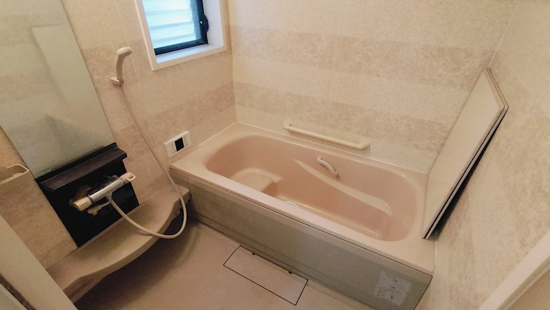 枚方市香里ケ丘10丁目　中古一戸建 ゆったり浸かれる広々浴槽と小窓のある浴室。明るい空間で快適なバスタイムを過ごせます。