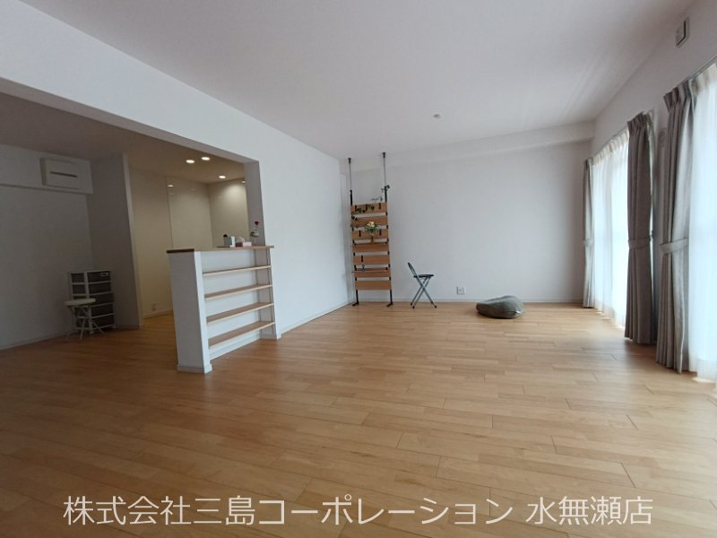 若山台第3住宅12号棟 LDK20帖　南向きの明るいリビング空間です。