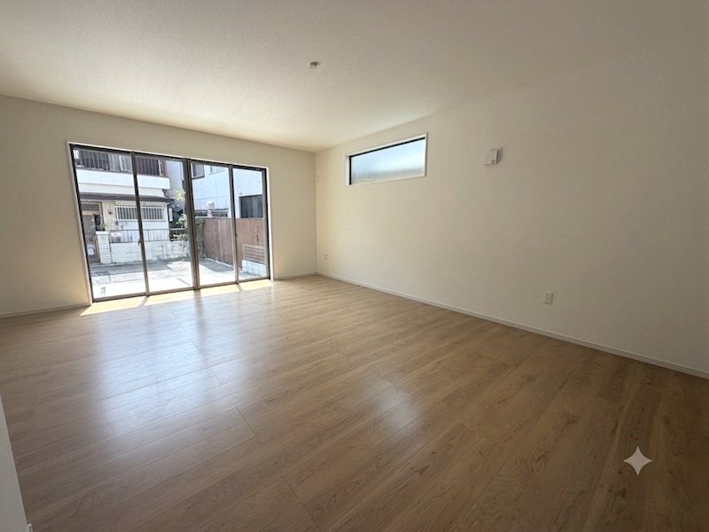 松丘町限定1邸新築分譲住宅 東と南から採光のある20帖のリビング