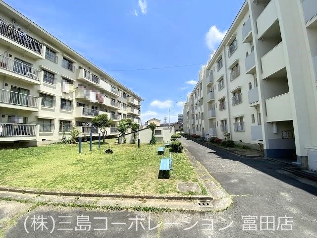 翠が丘団地2号棟 敷地内に遊び場あり！