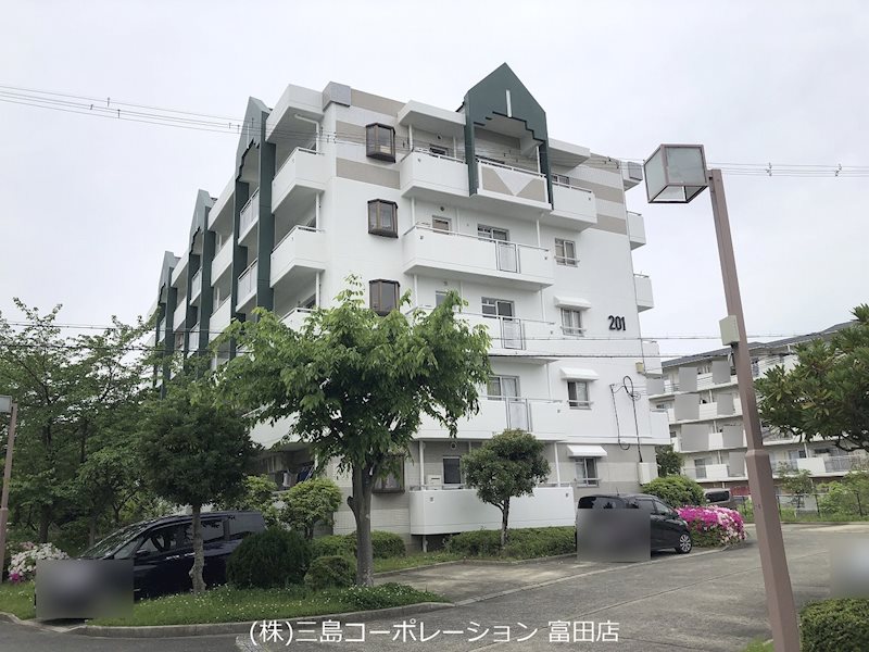 緑豊かな環境に佇むマンション。落ち着いた外観で、穏やかな暮らしを演出します。快適な新生活を始めませんか。