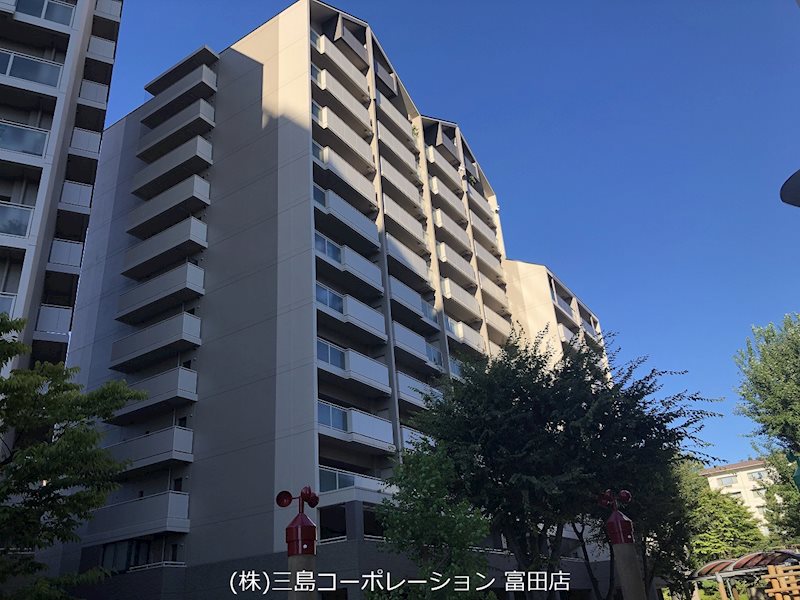 阪急ヒルズコート高槻2番館  空に映える外観が印象的なマンション。陽当たり良好なバルコニーで、日々の暮らしに彩りを添えませんか。住まいのプロがご案内します。