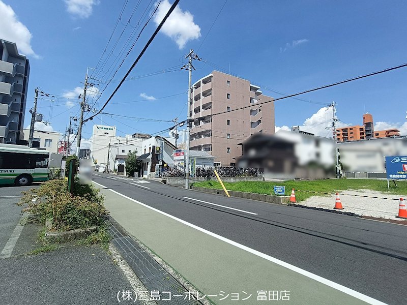 グランドセレクト桜ヶ丘南町　B号地 青空が広がる開放的な現地。周辺にはマンションや商業施設が点在し、生活利便性が期待できる環境です。