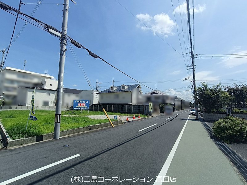 グランドセレクト桜ヶ丘南町　B号地 前面道路は交通量も穏やかで、小さなお子様がいるご家庭も安心して暮らせる環境です。