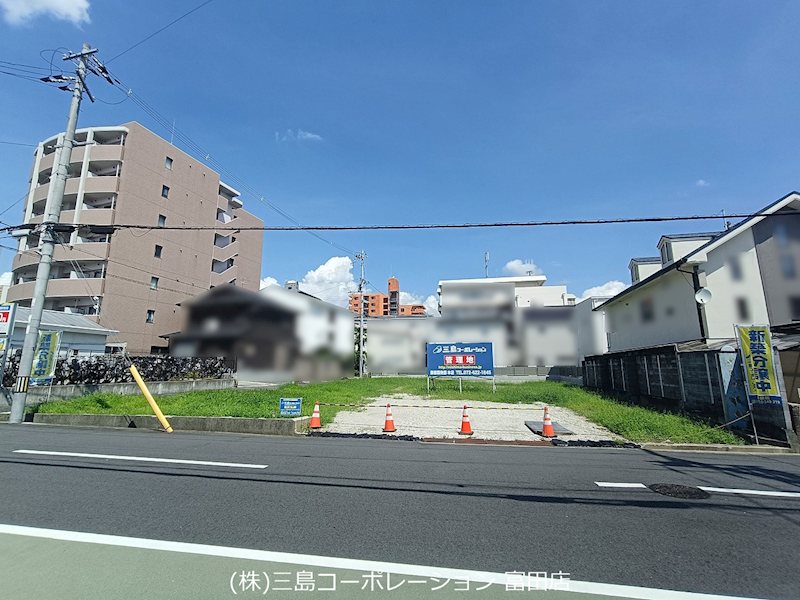 グランドセレクト桜ヶ丘南町　B号地 広々とした更地で、様々なプランニングが可能な土地です。周辺は住宅やマンションが立ち並び、生活利便性の良いエリアです。