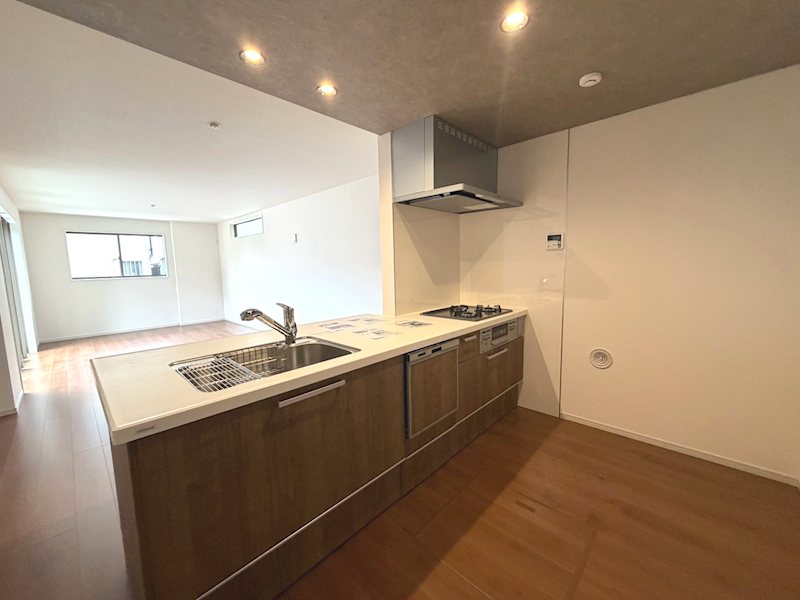 渚栄町限定1邸新築分譲住宅 ご家族とのコミュニケーションに食洗機付対面式システムキッチン