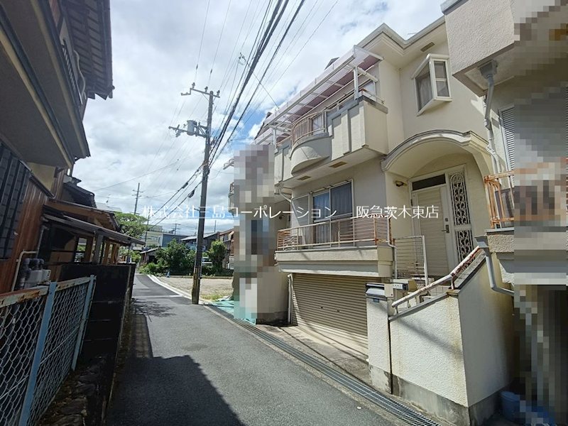 茨木市十日市町　中古テラスハウス 現地写真（前面道路含む現地写真）