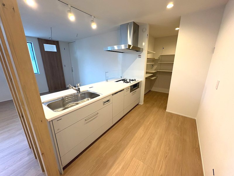 東香里2丁目CASA2区画新築分譲2号棟 キッチン奥　食材や調理道具など一カ所にまとめられる大容量2帖のパントリー付