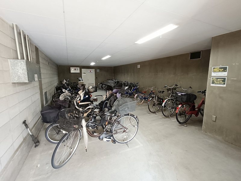 高槻日吉台アーバンコンフォート  屋根付きの駐輪場