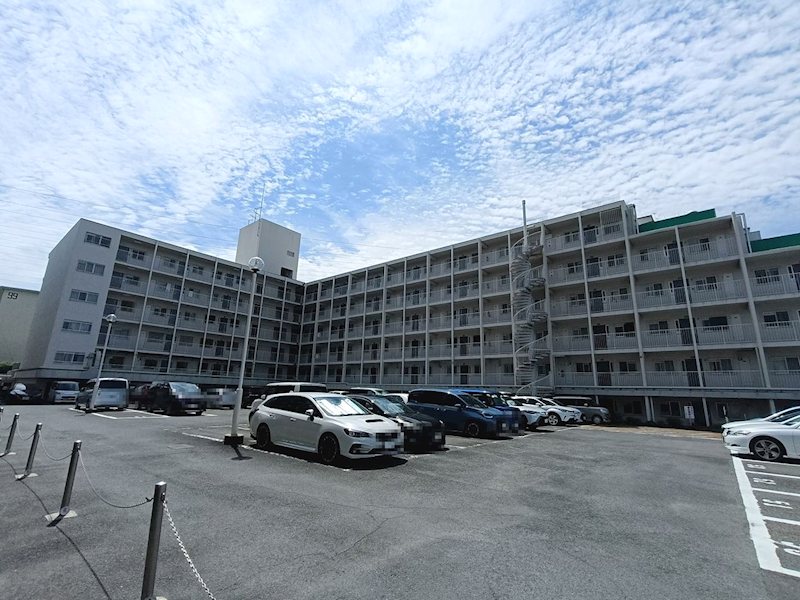 さんくれーる高槻二棟  バス停も目の前にあり、交通の利便の整った立地！