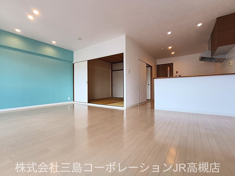 コープ野村高槻A棟  ■エレベーター停止階（7階）■LDK（約18帖）／開放感抜群！7階の眺望を楽しむ約18帖LDK（対面キッチン）