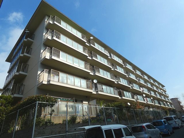 サンハイツ高槻7号館 現地外観写真。南側から撮影。