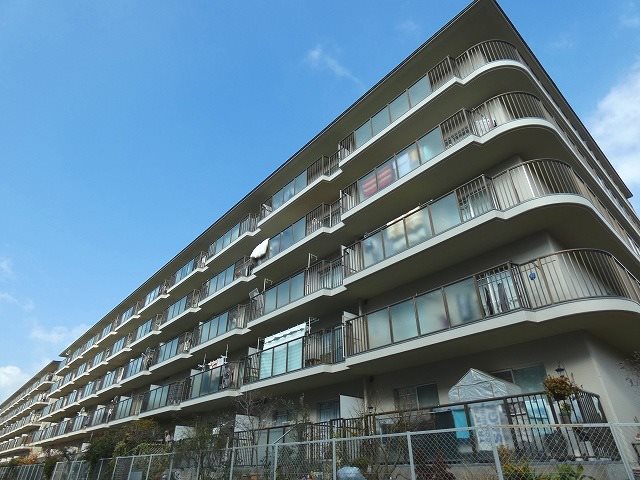 サンハイツ高槻7号館 現地外観写真。南側から撮影。